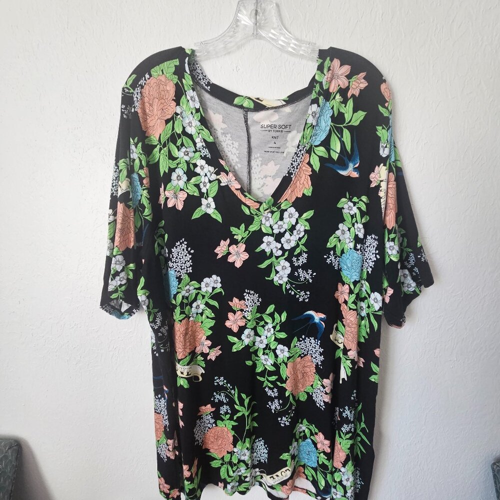 Torrid NWOT Super Soft Knit V-Neck Tunic Top Black w/Floral Size 4